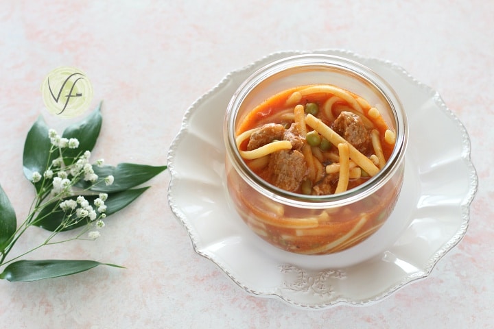 Pasta mit Soße und Fleischbällchen im Glasgaren