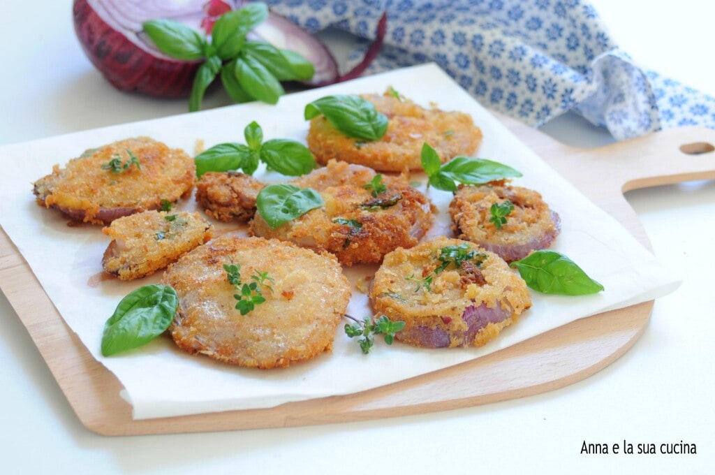 Panierte und frittierte Zwiebelstücke