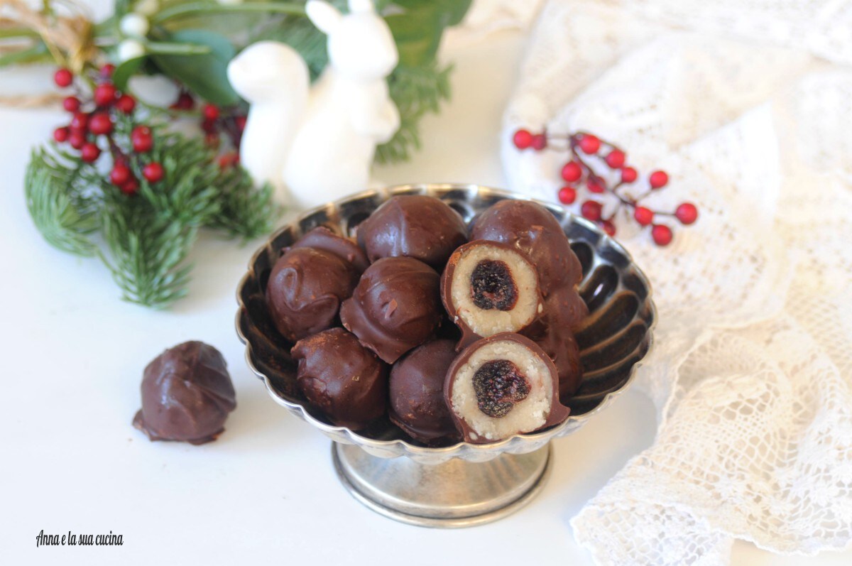 Pralinen aus Marzipan und Sauerkirschen