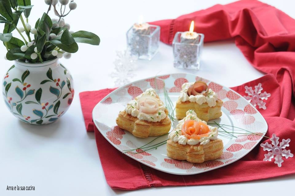 Blätterteig-Tannenbäumchen mit Käse und geräuchertem Fisch