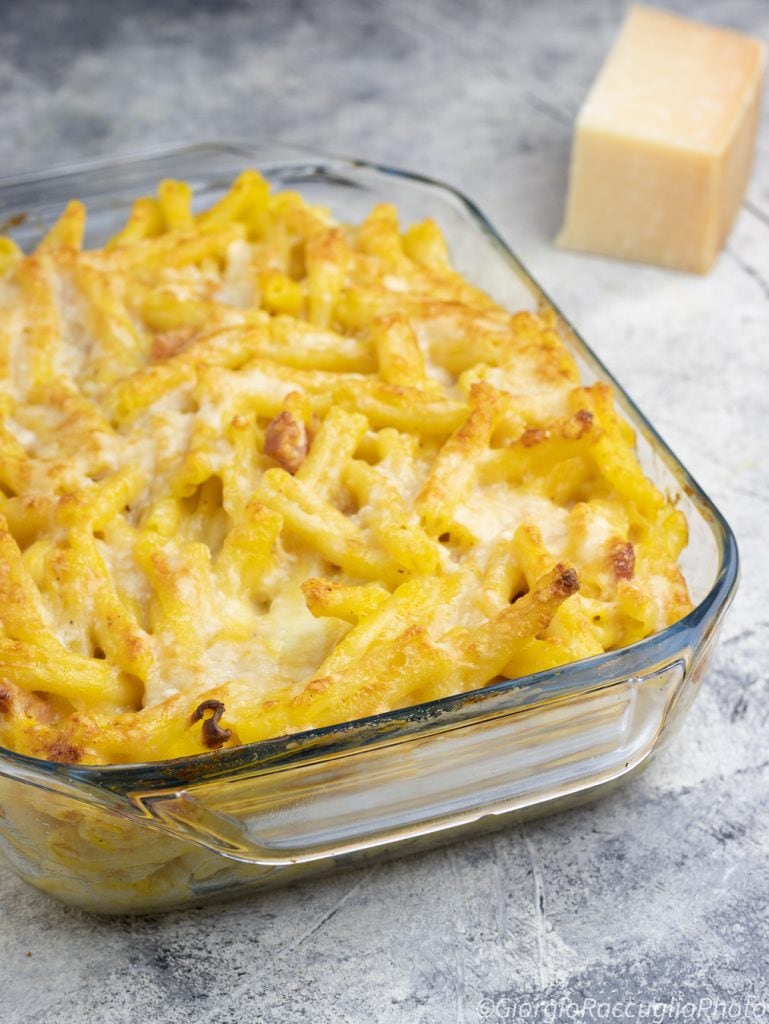 Ofen-gebackene Kürbis-Pasta mit Speck