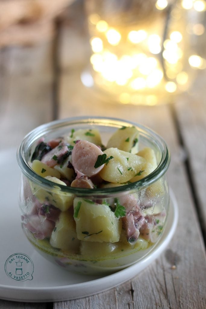 Oktopus mit Kartoffeln im Glas im Mikrowelle gekocht