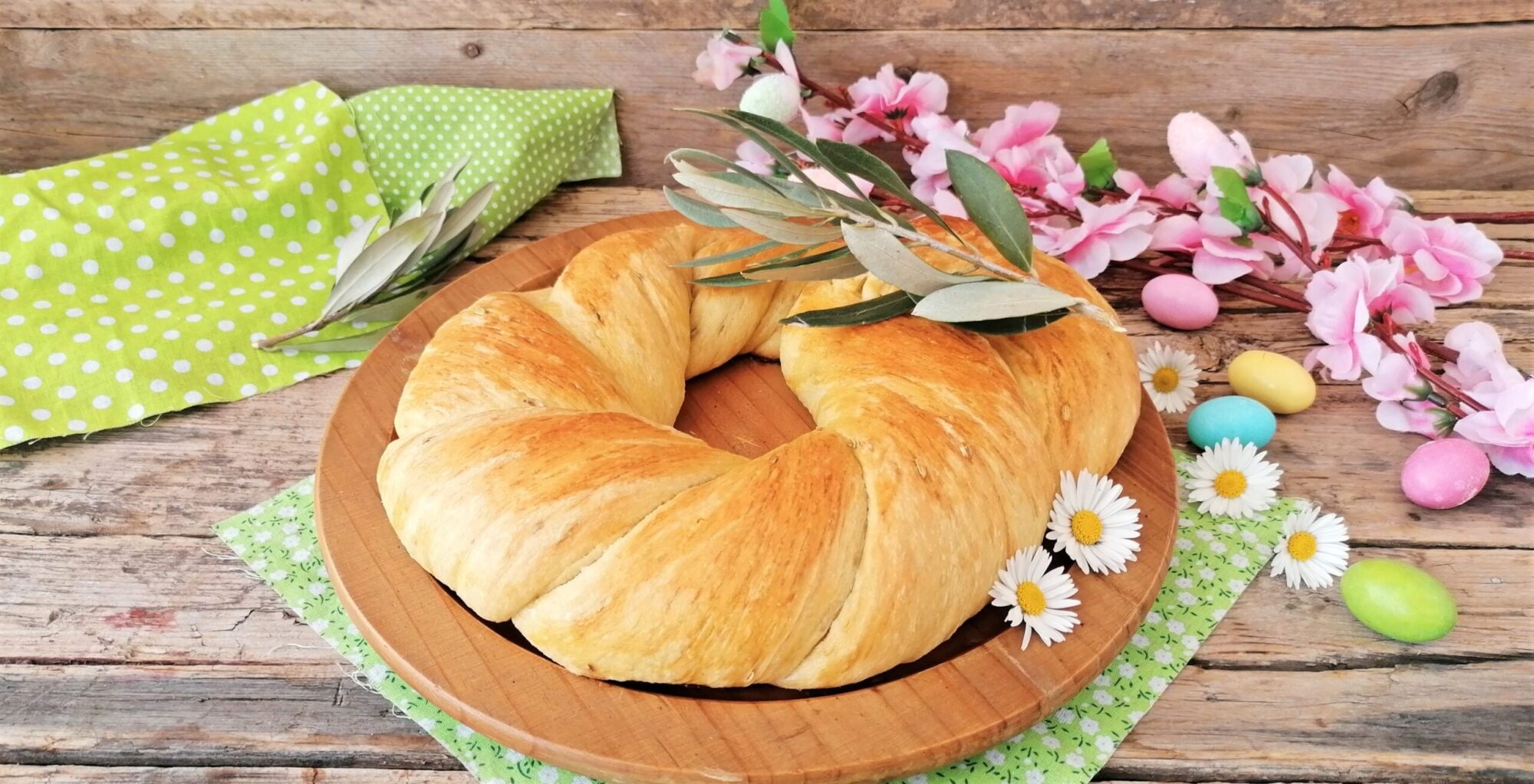 WEICHES UND DUFTENDES LUKANISCHES OSTERBROT