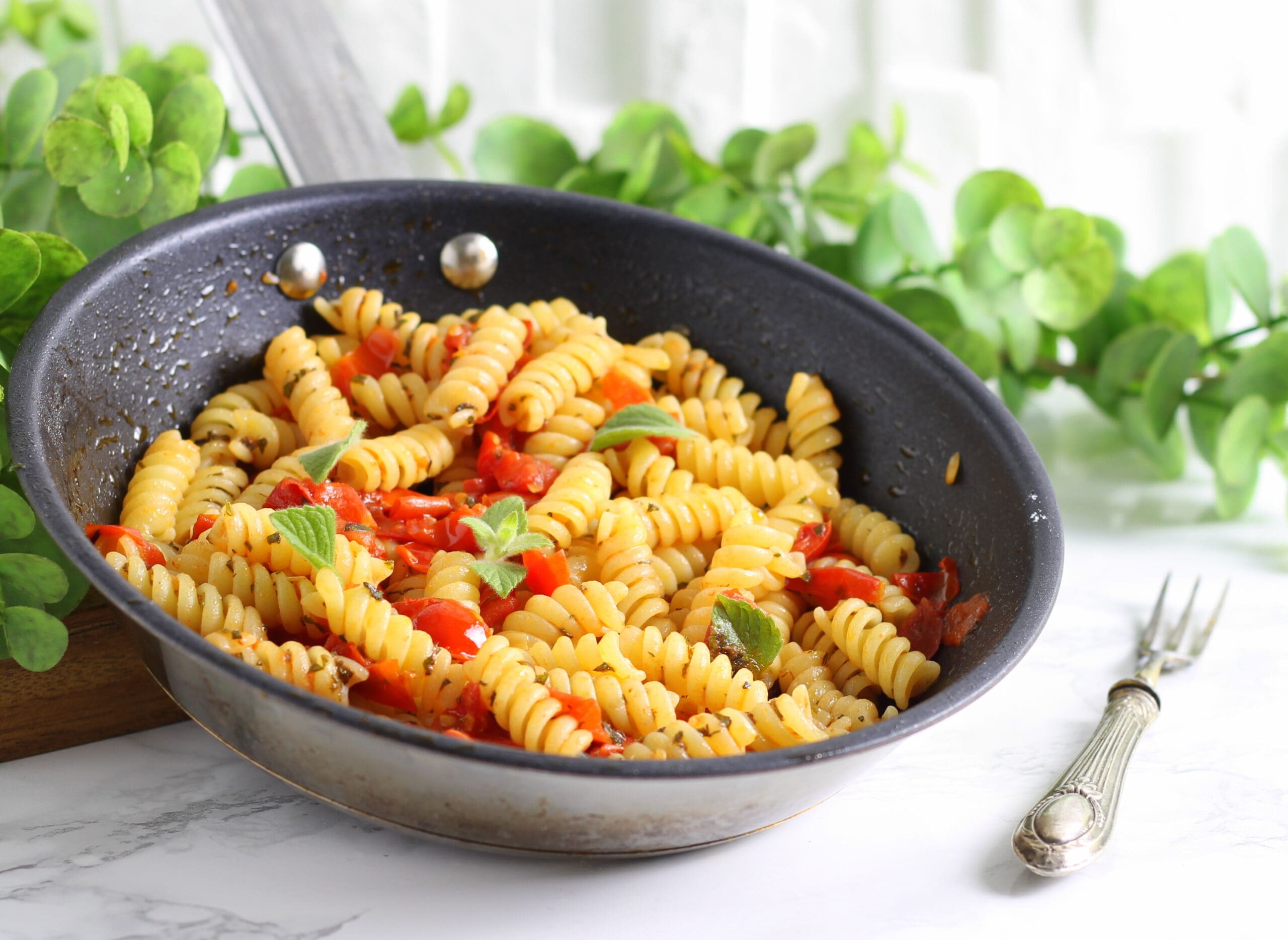 Fusilli mit Kirschtomaten und Minze