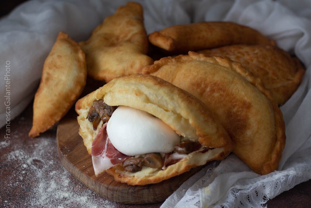 Frittierte Panzerotto gefüllt mit Burrata Pilzen und Capocollo