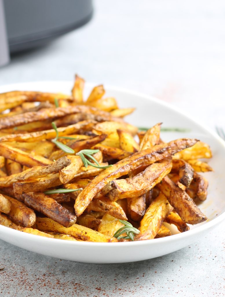 Knusprige Kartoffeln aus der Heißluftfritteuse mit Paprika und Oregano