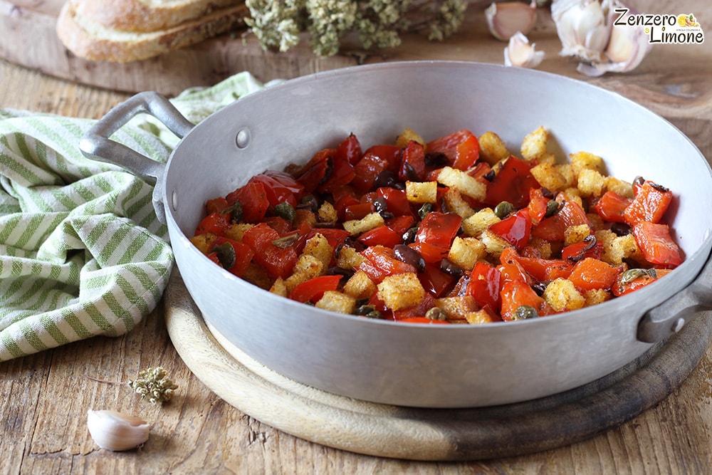 Paprika in der Pfanne mit knusprigem Brot