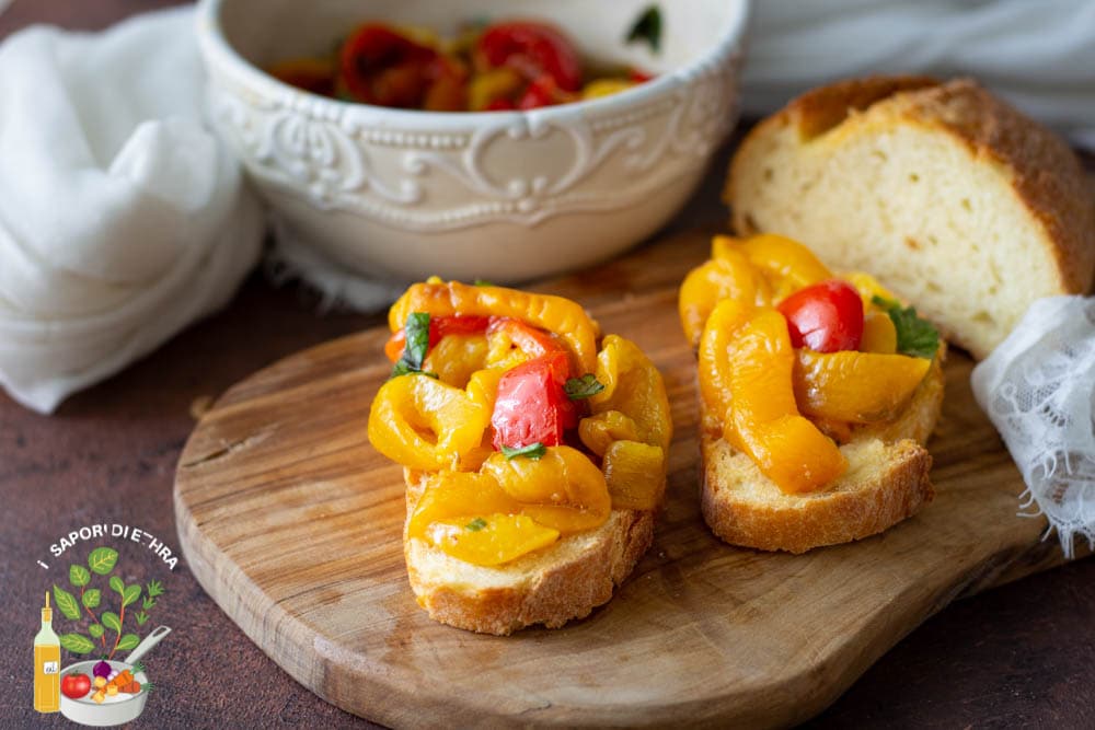 Geschälte und gewürzte geröstete Paprika auf tarentinische Art