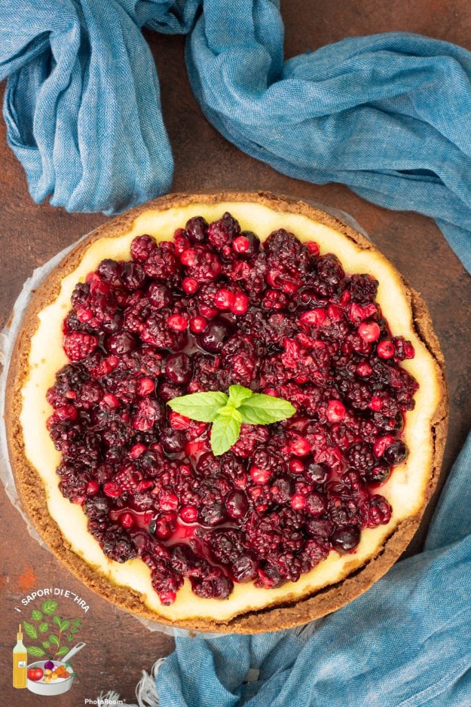 Gebackener Käsekuchen mit Ricotta und Waldbeeren