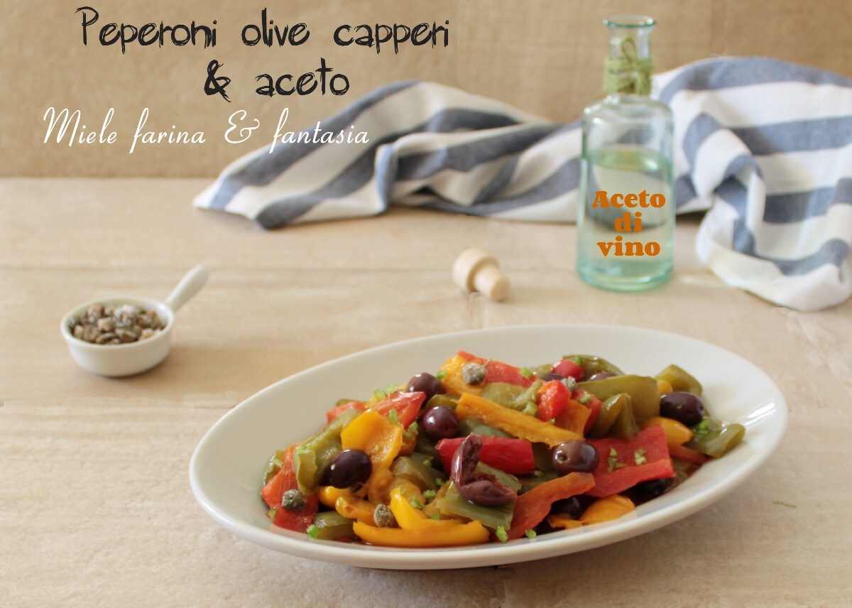 Paprika mit Oliven und Kapern in Essig