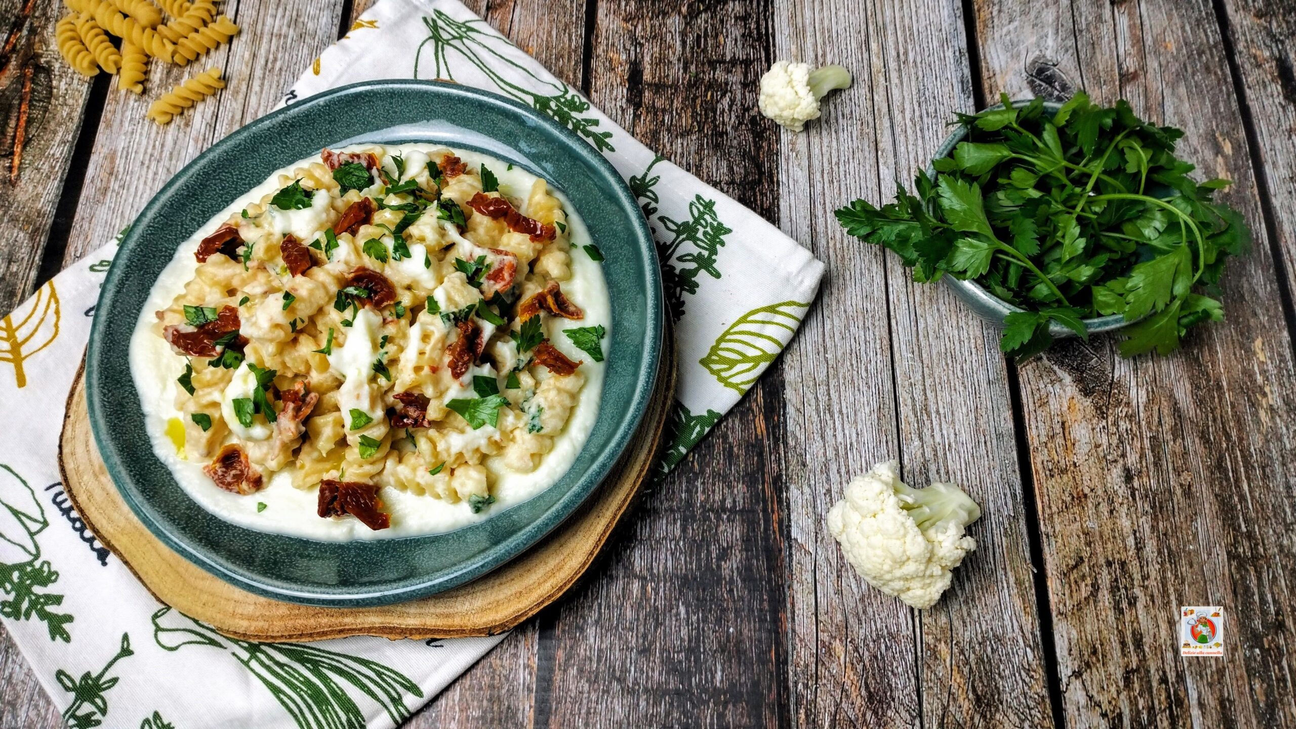 Pasta mit Blumenkohlcreme und getrockneten Tomaten: cremiger und umhüllender Geschmack
