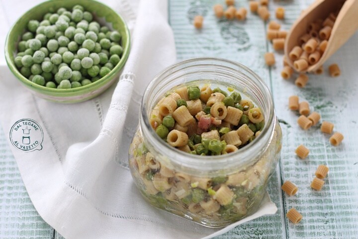 Pasta und Erbsen in Glasbehältern in der Mikrowelle gekocht