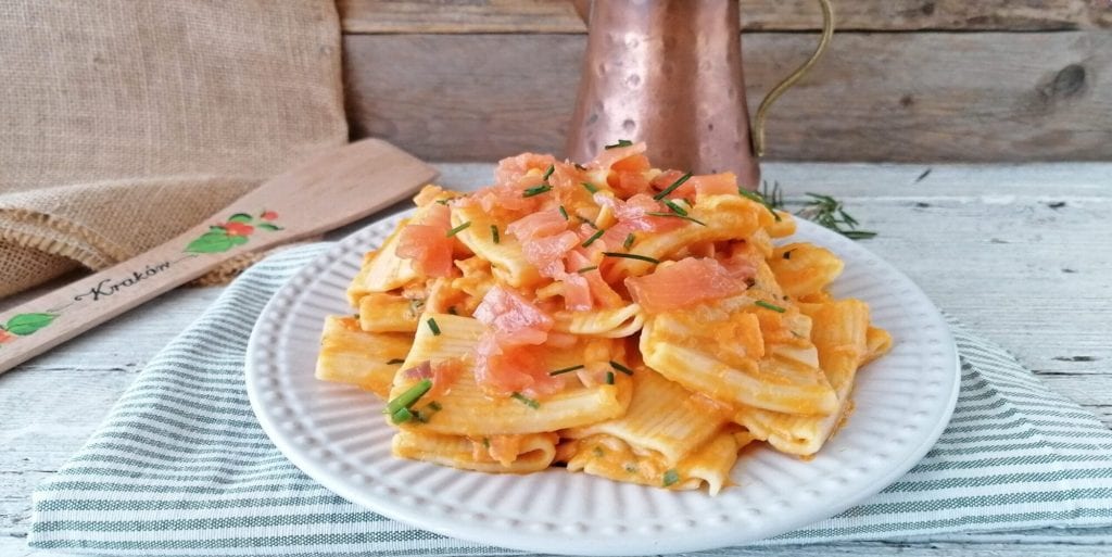 paccheri mit kürbiscreme und geräuchertem lachs
