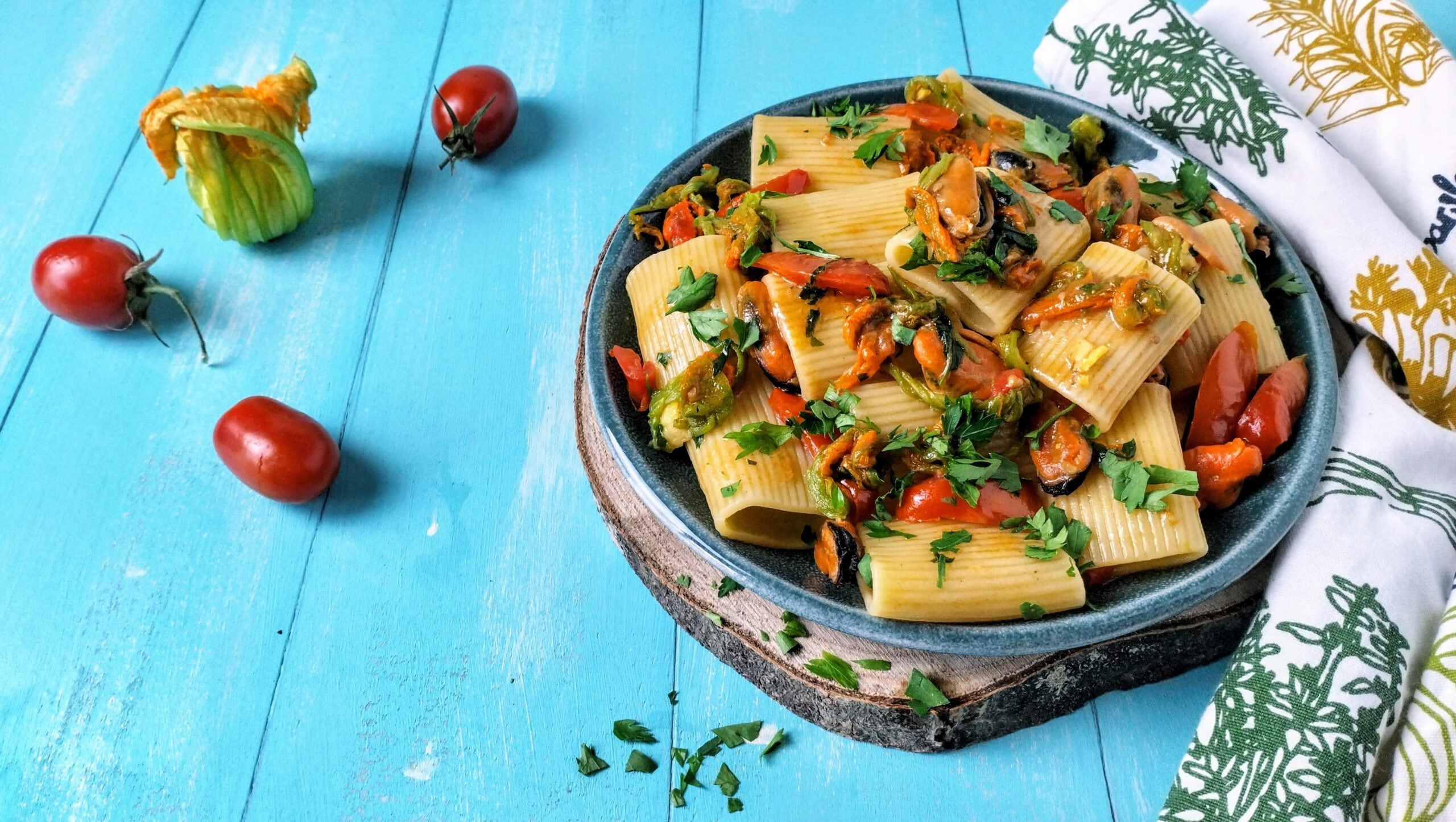 Pasta mit Miesmuscheln und Zucchiniblüten: Das Geheimnis der Harmonie zwischen Meer und Land