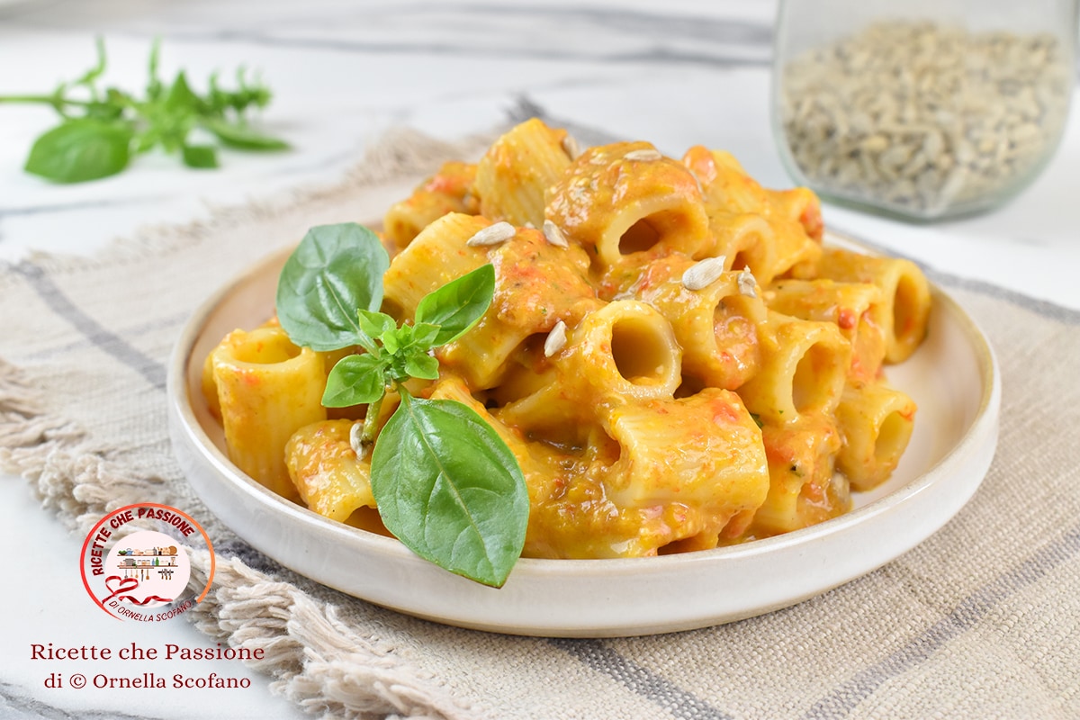Pasta mit Paprikapesto und Mozzarella