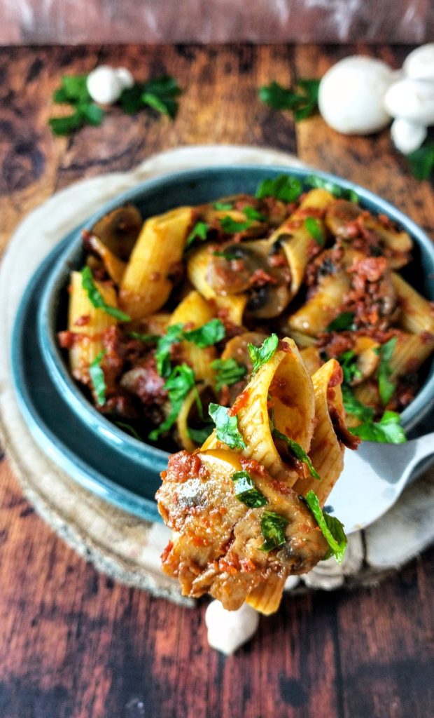 pasta-mit-pilzen-und-getrocknetem-tomatenpesto-details