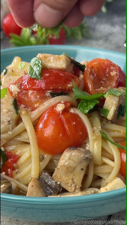 pasta mit Schwertfisch und Kirschtomaten