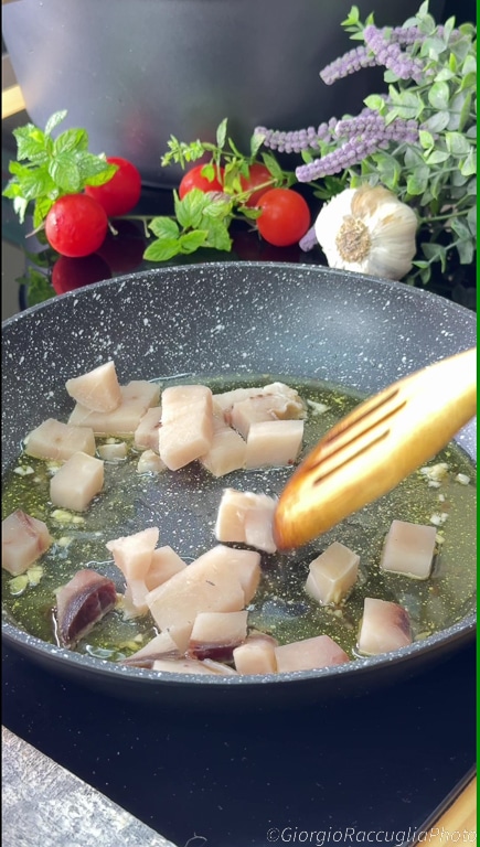 pasta mit Schwertfisch und Kirschtomaten