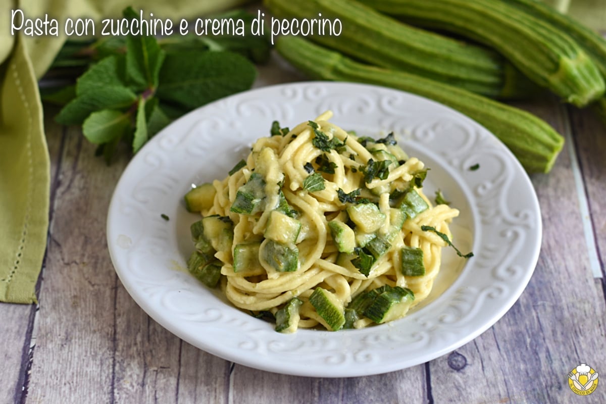 Pasta mit Zucchini und Pecorino-Creme