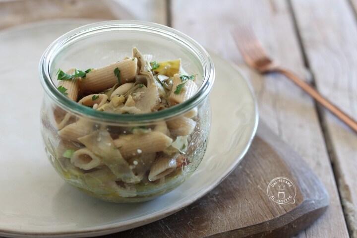 Pasta mit Artischocken im Glas gegart