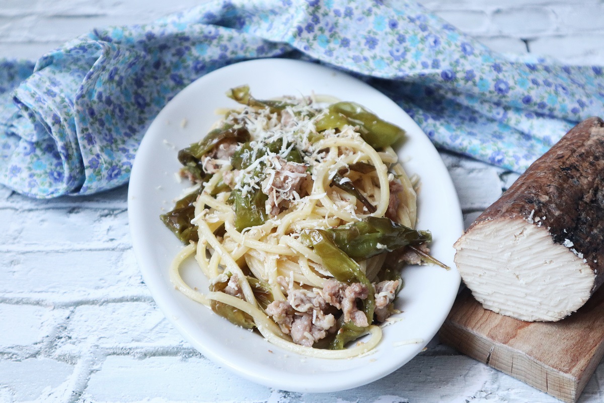 Spaghetti mit Friggitelli, Wurst und geräuchertem Ricotta
