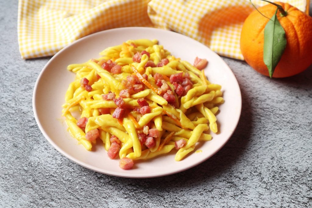 Strozzapreti mit Orange und knusprigem Speck