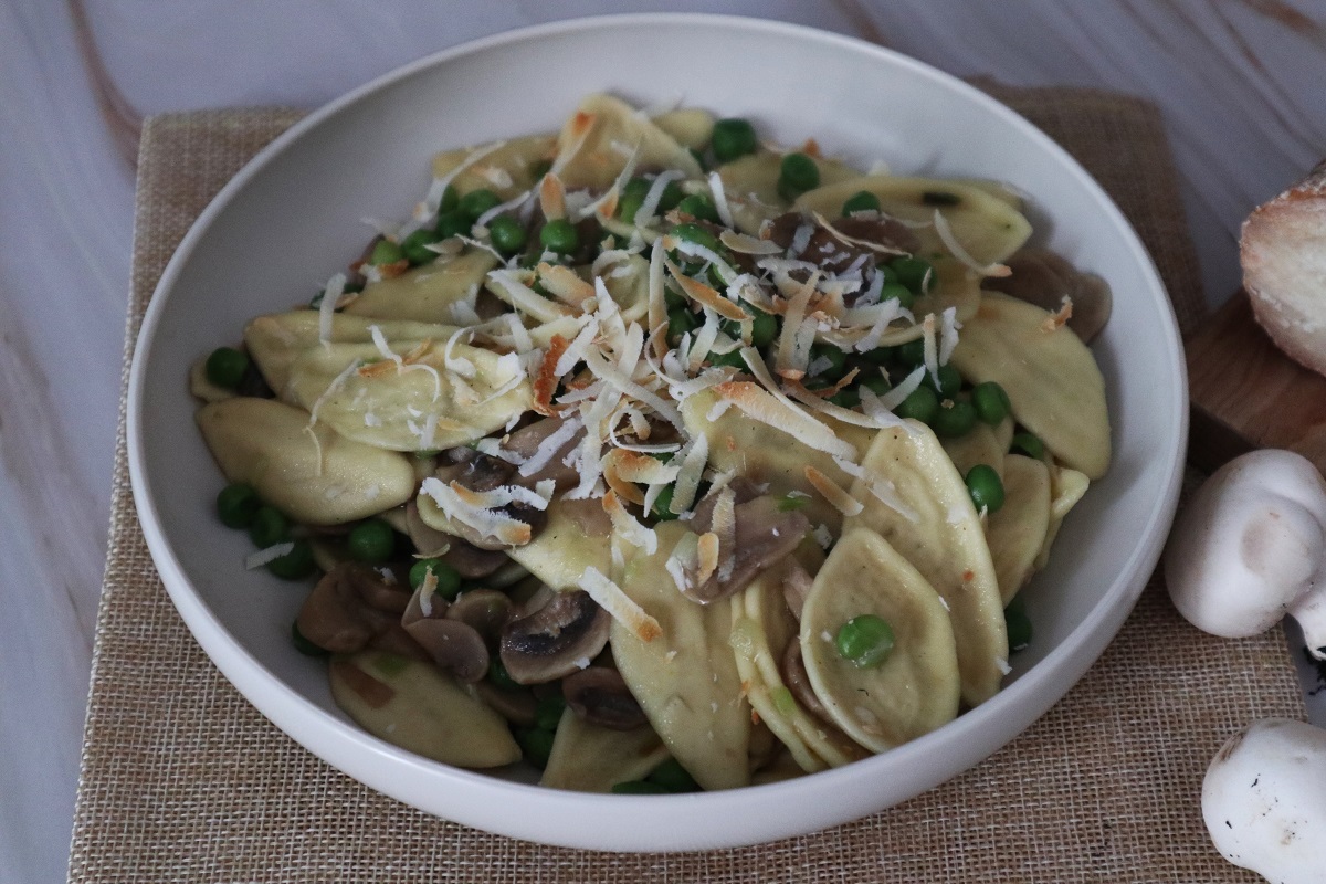 Olivenblätter mit Champignons und Erbsen
