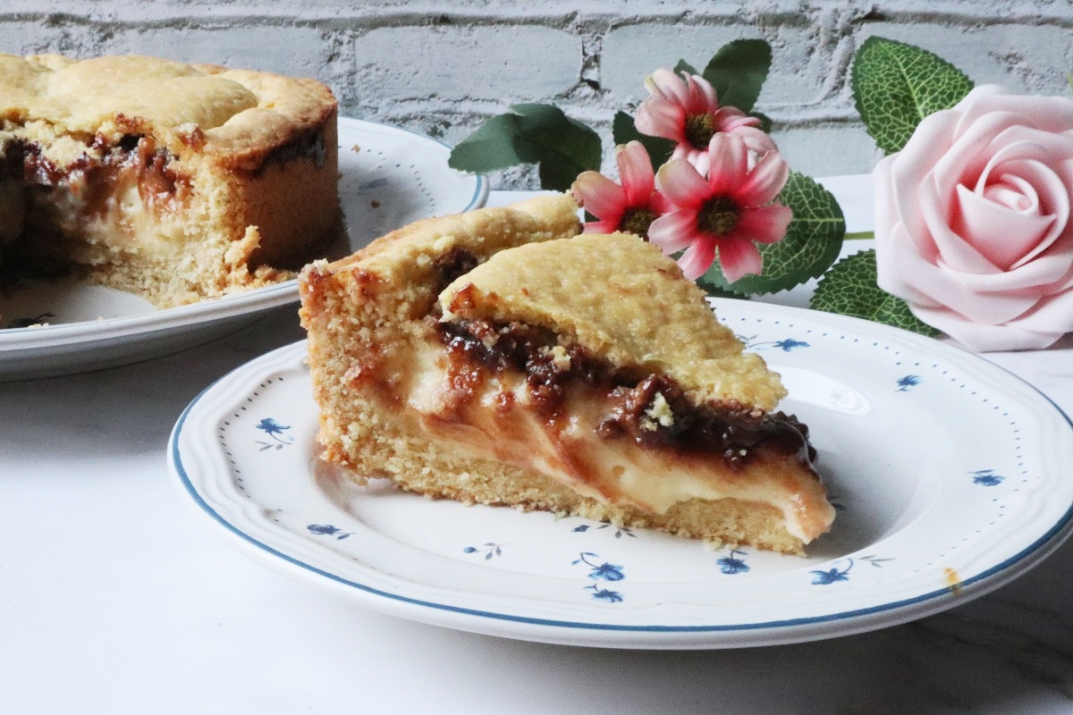 Pasticciotto-Kuchen mit Creme und Nutella
