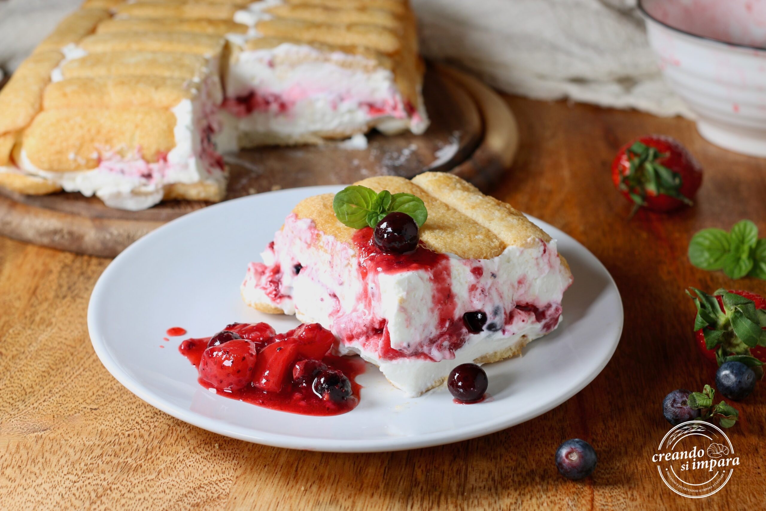 Pavesini-Torte mit roten Früchten