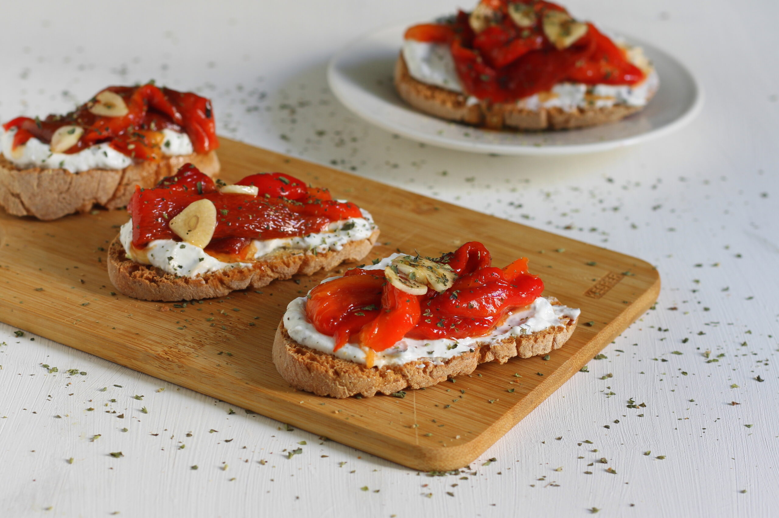Crostini mit Joghurtcreme und Paprika