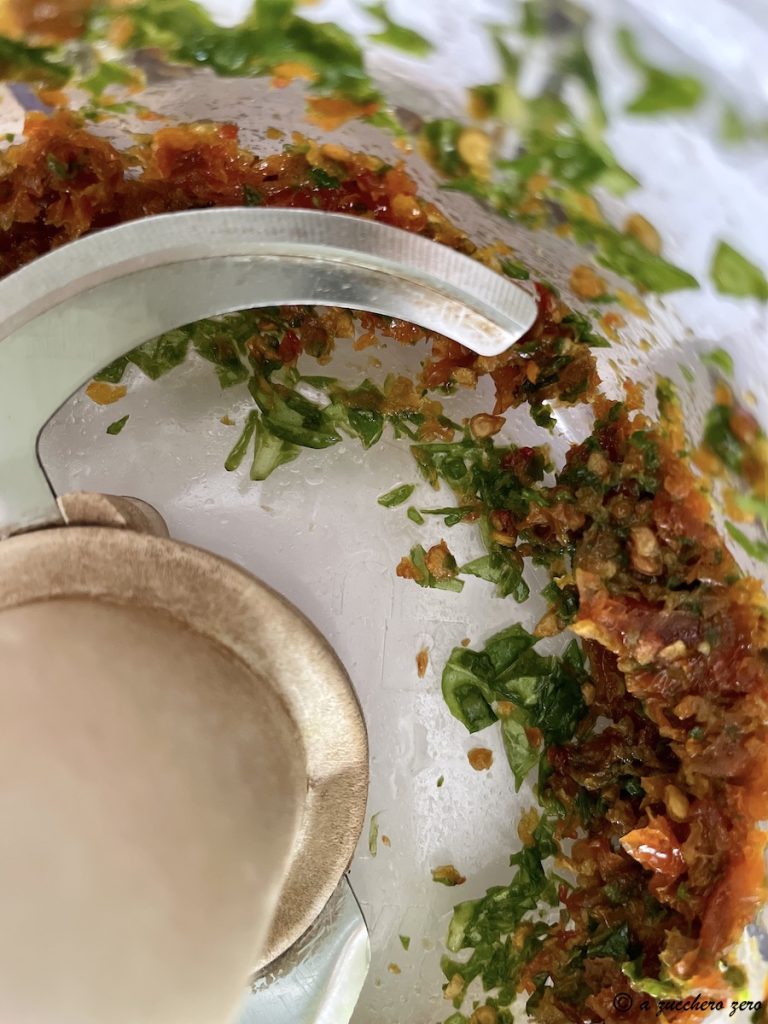 Pesto aus getrockneten Tomaten und Basilikum