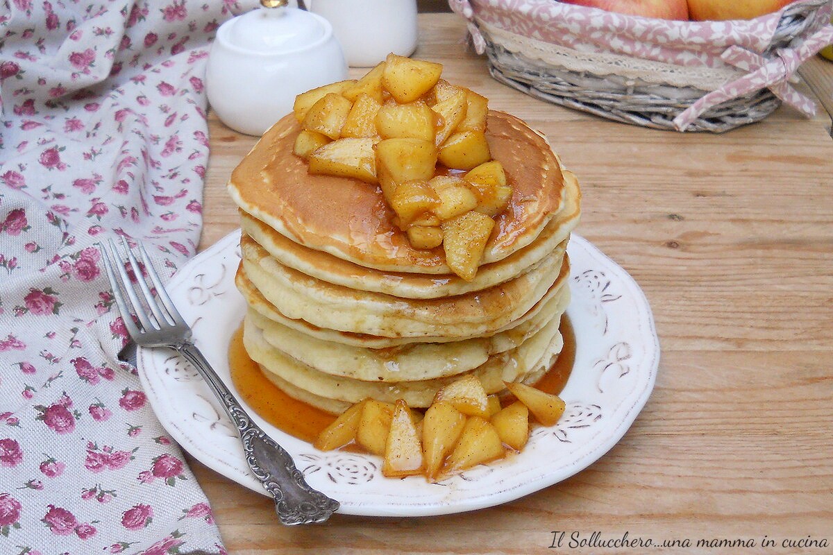 Pfannkuchen mit Äpfeln in der Mischung
