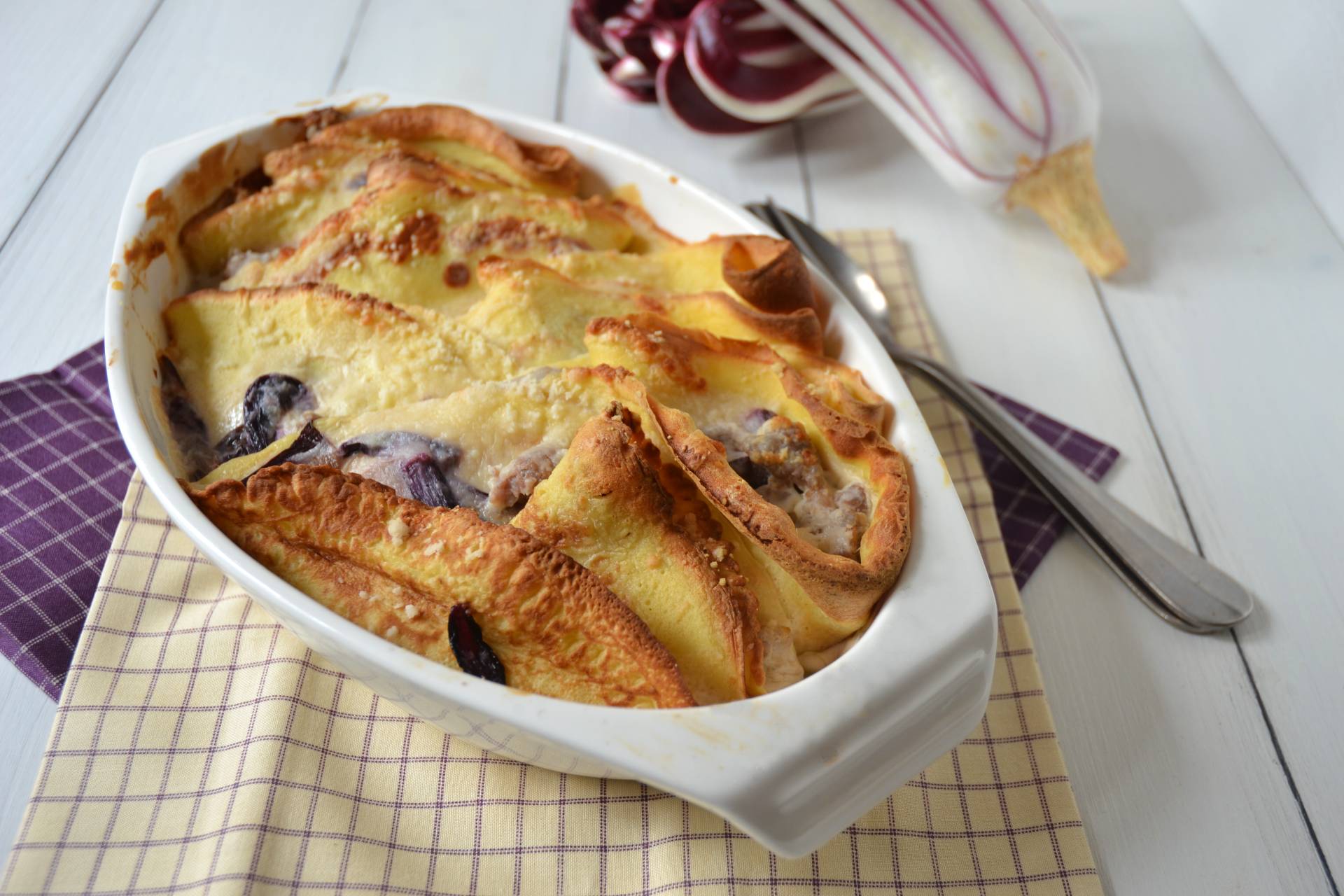 Pfannkuchen mit Radicchio, Wurst und Nüssen