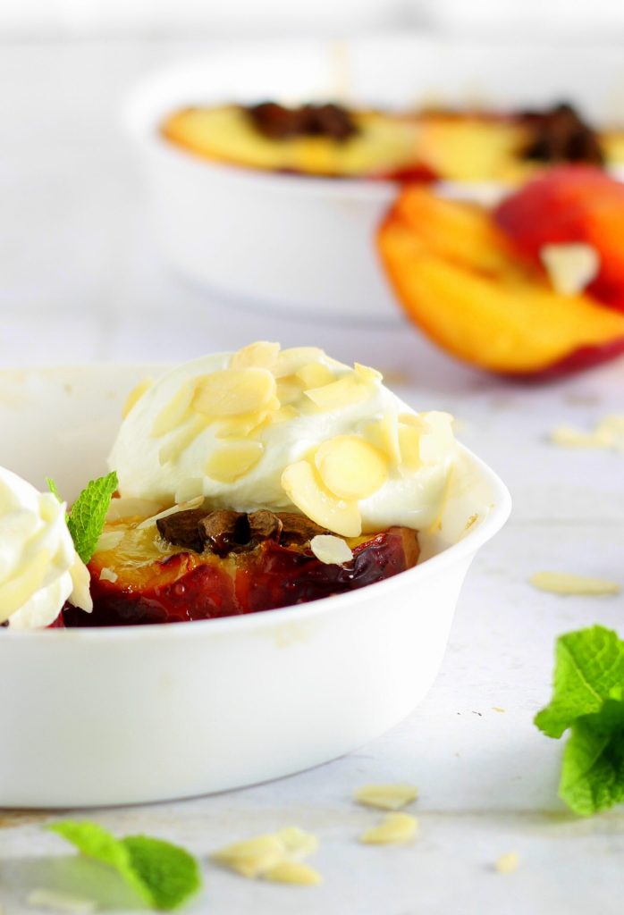 Gebackene Pfirsiche mit Joghurt und Mandeln