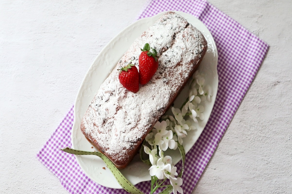 Pflaumenkuchen mit Erdbeeren und Schokoladenstückchen