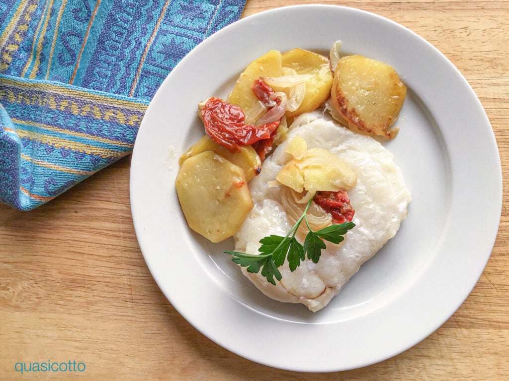 Gebackener Kabeljau mit Zwiebeln und Kartoffeln