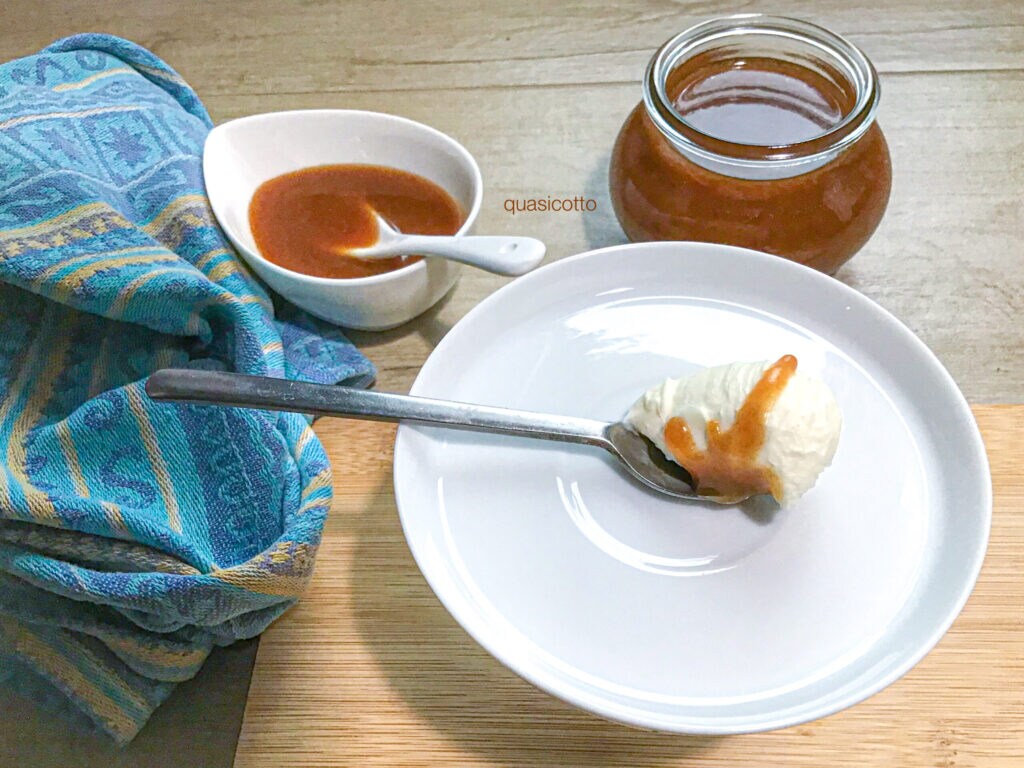 Mit Mascarpone zubereitetes gesalzenes Karamell