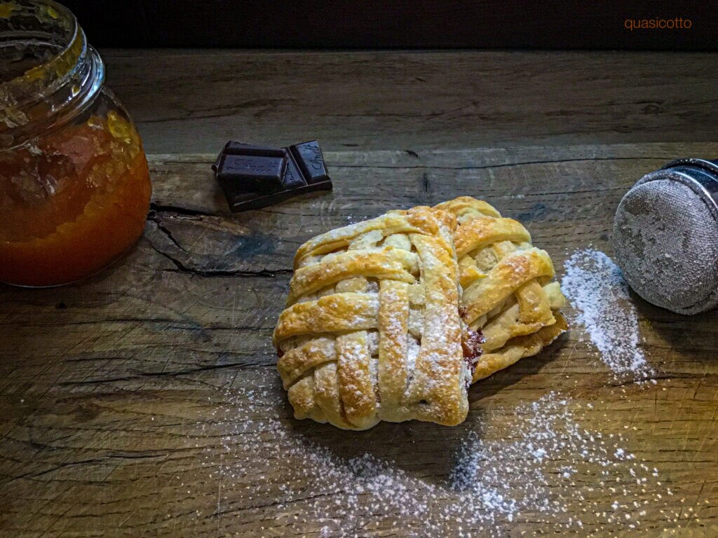 Blätterteigtaschen oder Blätterteiggebäck mit Äpfeln und Konfitüre