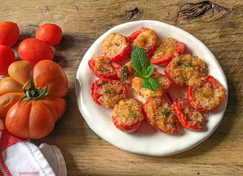 In 10 Minuten gratinierte Kirschtomaten in der Heißluftfritteuse.