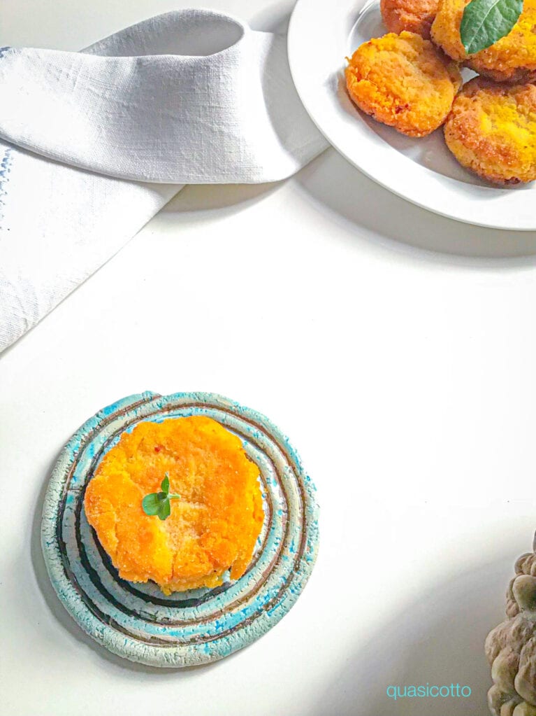 Kürbis- und Kartoffelkroketten in der Pfanne