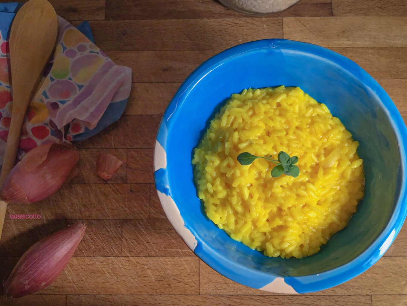 Safranrisotto im elektrischen Schnellkochtopf gekocht