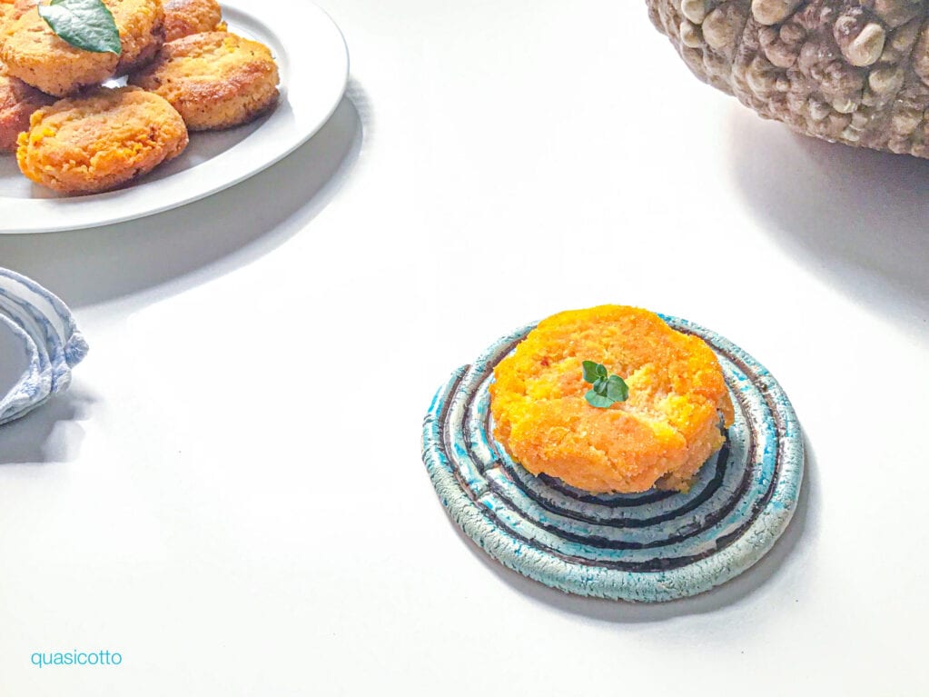 Kürbis- und Kartoffelkroketten in der Pfanne