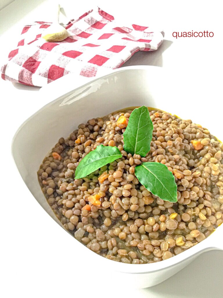 Linsen im Eintopf in einem elektrischen Schnellkochtopf