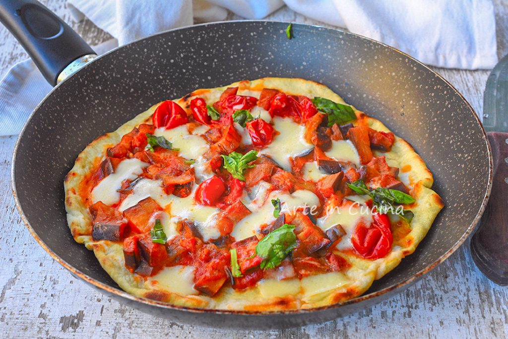 Piadipizza in der Pfanne mit Auberginen