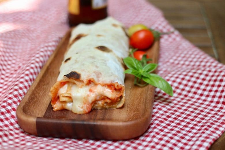 Leckere und schmelzende Piadipizza