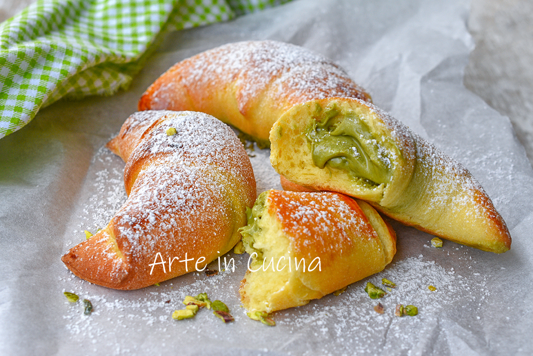 Pistazien-Brioche-Hörnchen