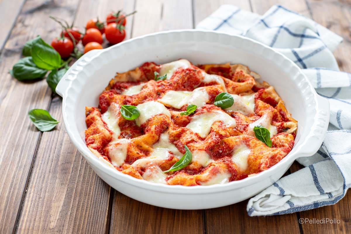 Pizza aus Pane Carasau mit Tomaten und Mozzarella