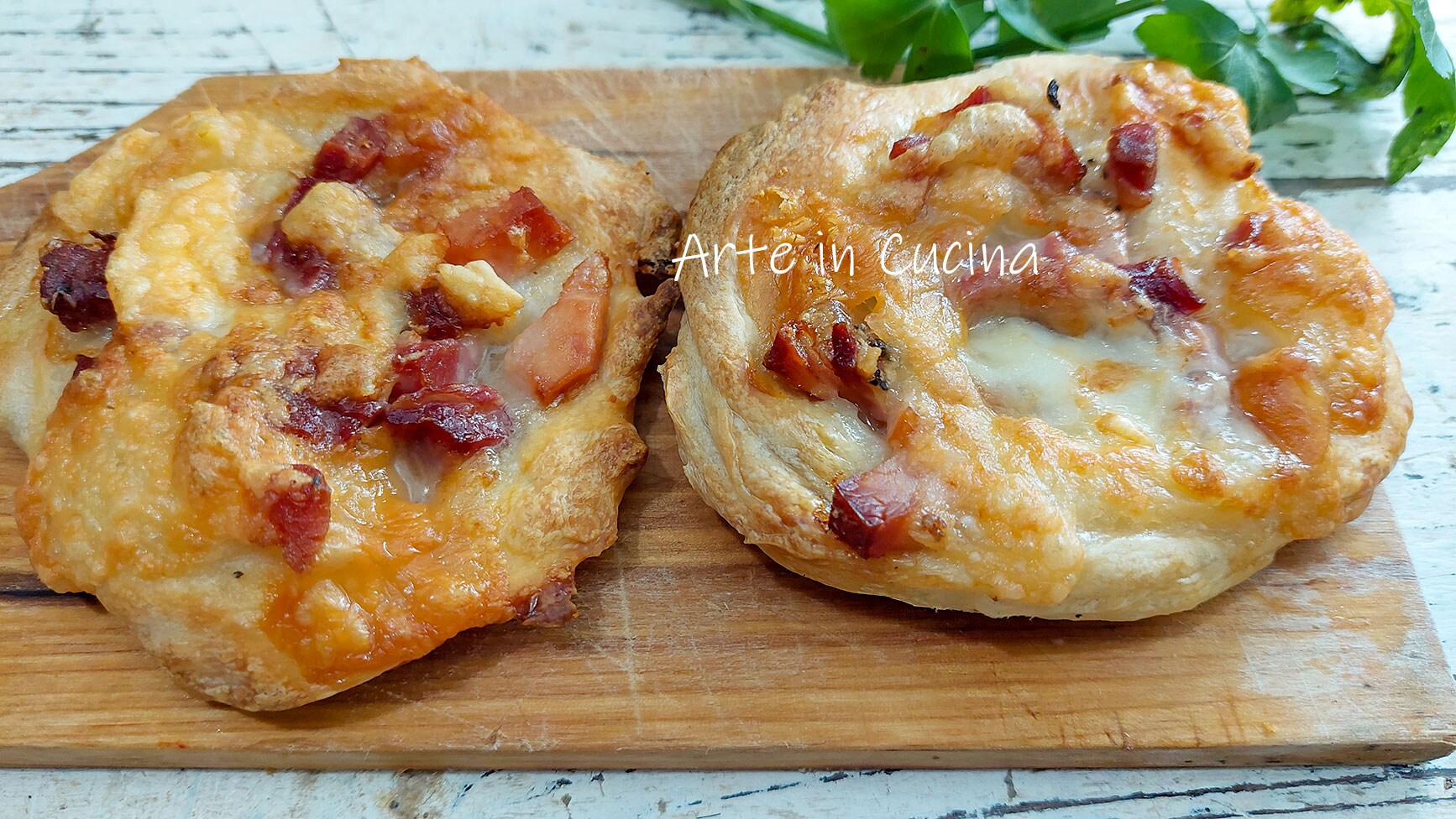 MINIPIZZEN mit KÄSE und WURST in der Heißluftfritteuse
