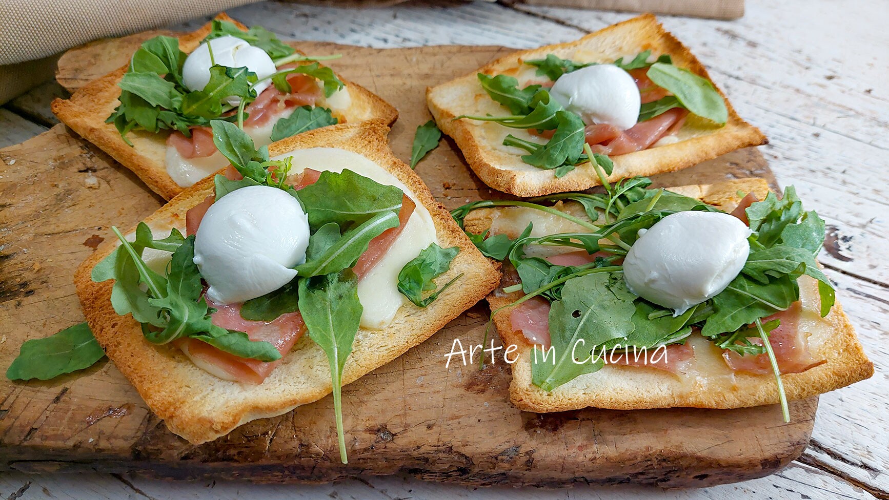 PIZZETTEN aus TOASTBROT mit MORTADELLA
