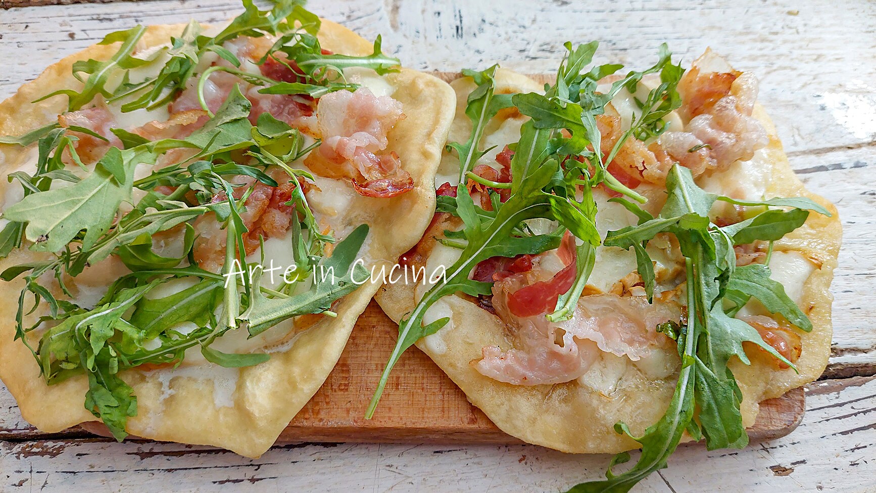 PIZZETTEN aus BROT Wasser und Mehl mit Speck